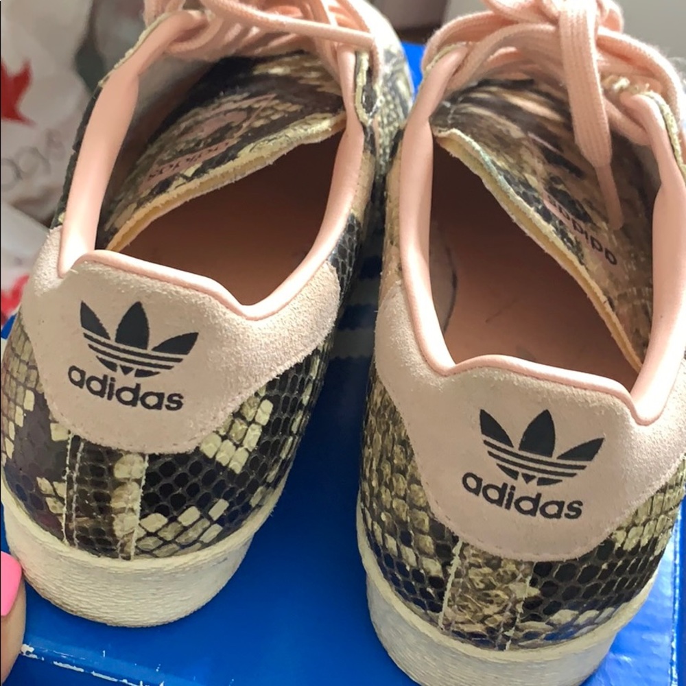 ADiDAS pink snakeskin sneakers. Size 5 women’s - Picture 4 of 7